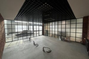 Алюминиевые перегородки с чёрным профилем в стиле лофт — Будас-плюс