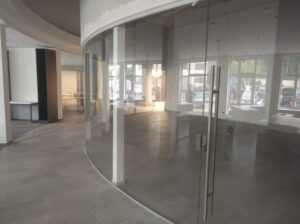 Радыусная шкляная перагародка з ручкай-скобай — Будас-плюс