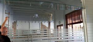 Шкляная перагародка з матавымі палосамі і фурнітурай — Будас-плюс